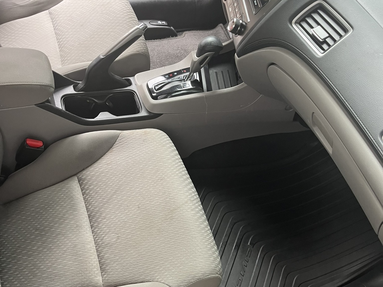 Vehicle front passenger seat, center console, and floor mat